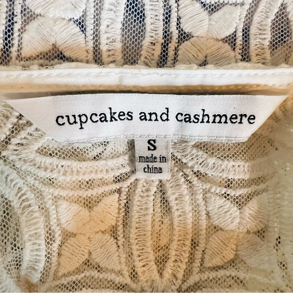 CUPCAKES AND CASHMERE Drea Lace Flowy Boho Blouse Top Size S - Picture 8 of 9